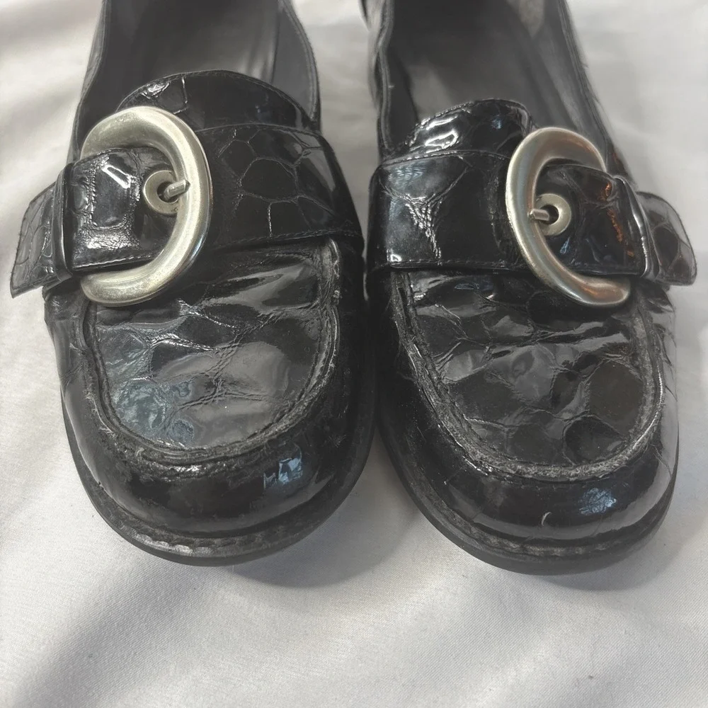 Stuart Weitzman Womens 8.5M Black Alligator Patent Leather Loafers Silver Buckle